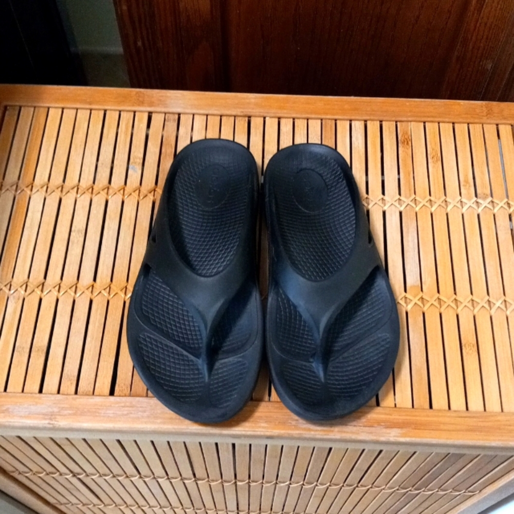 🖤🚶‍♀️OOFOS Black Toe Post Recovery Sandals With Great Arch Support SZ W-7 M-5